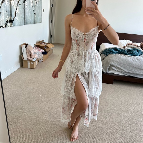 V. Chapman The Mia Dress in Natural Dainty Floral - Picture 9 of 16